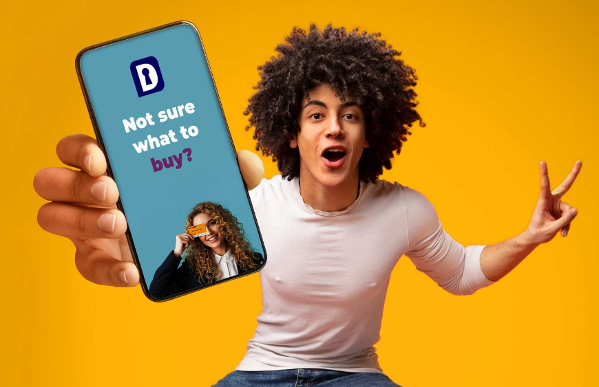 Tânăr arătând ecranul unui telefon mobil unde scrie „Not sure what to buy?”, iar sub text este o tânără ținând în mână un Card Cadou Multibrand Vouchers Depot.