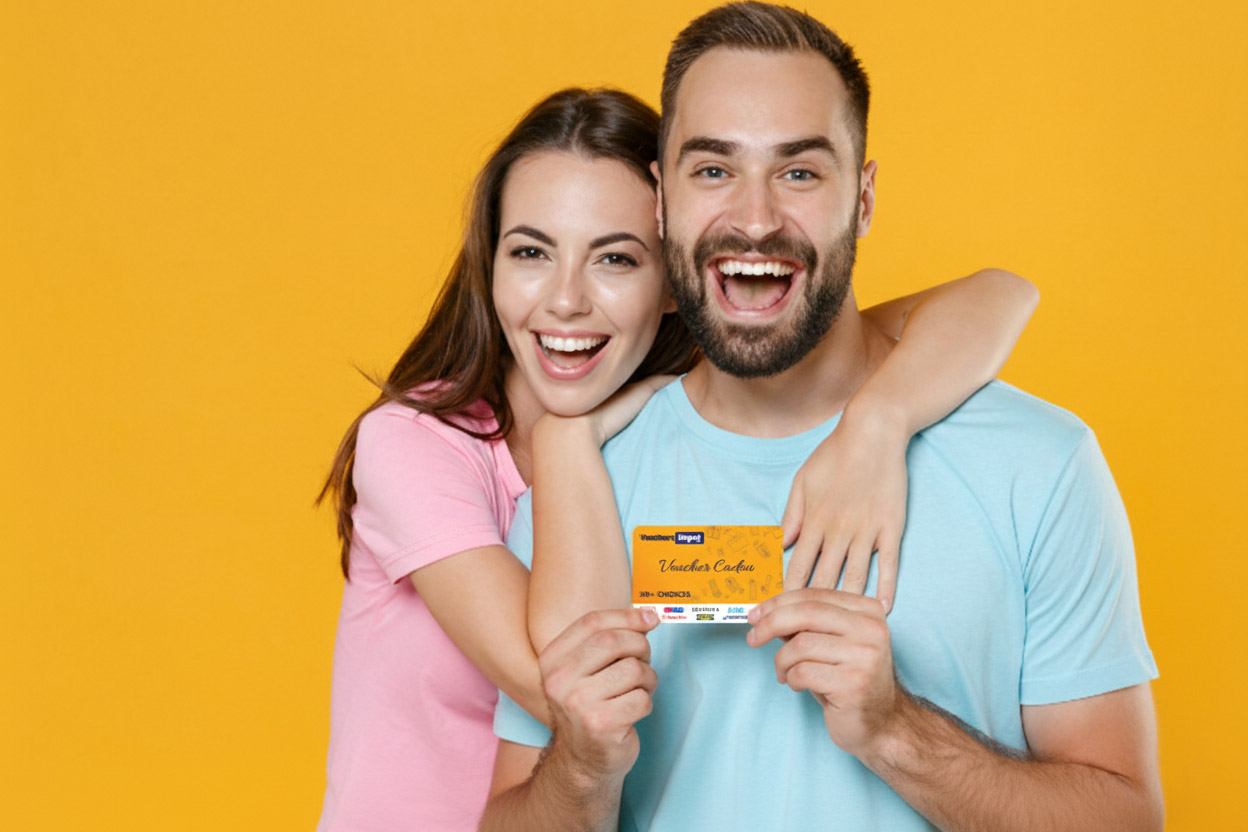 Cuplu entuziasmat în care el ține în mână un card cadou Vouchers Depot, sugerând alegerea perfectă pentru a oferi experiențe și bucurie celor dragi.