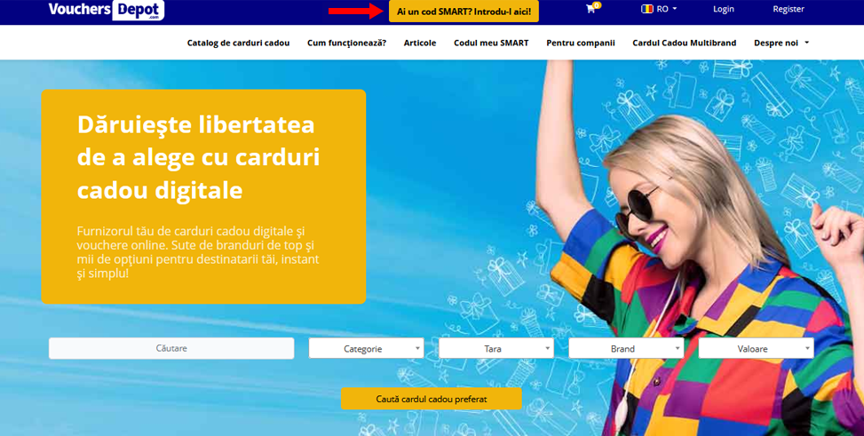 Femeie zâmbitoare pe fundal albastru cu elemente grafice sub forma de cadouri, dansând de bucurie că a descoperit cardurile cadou digitale Vouchers Depot.